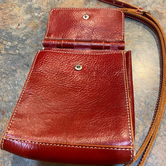 Ellington Madison Hinge Crossbody Purse - Picture 5 of 6